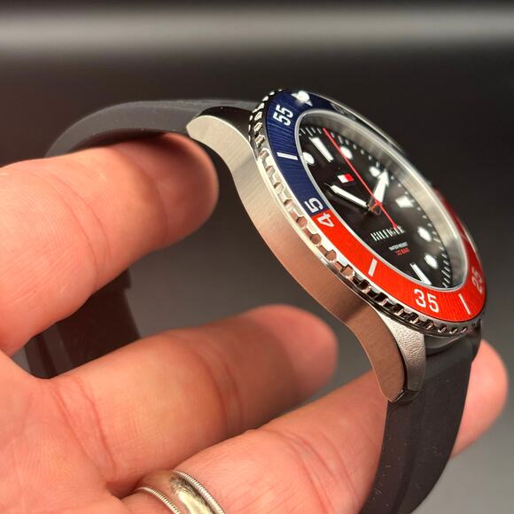 Tommy Hilfiger 1770030 Men’s Diver Style Red Blue Bezel 10 BAR Quartz Watch NIB - Picture 11 of 17